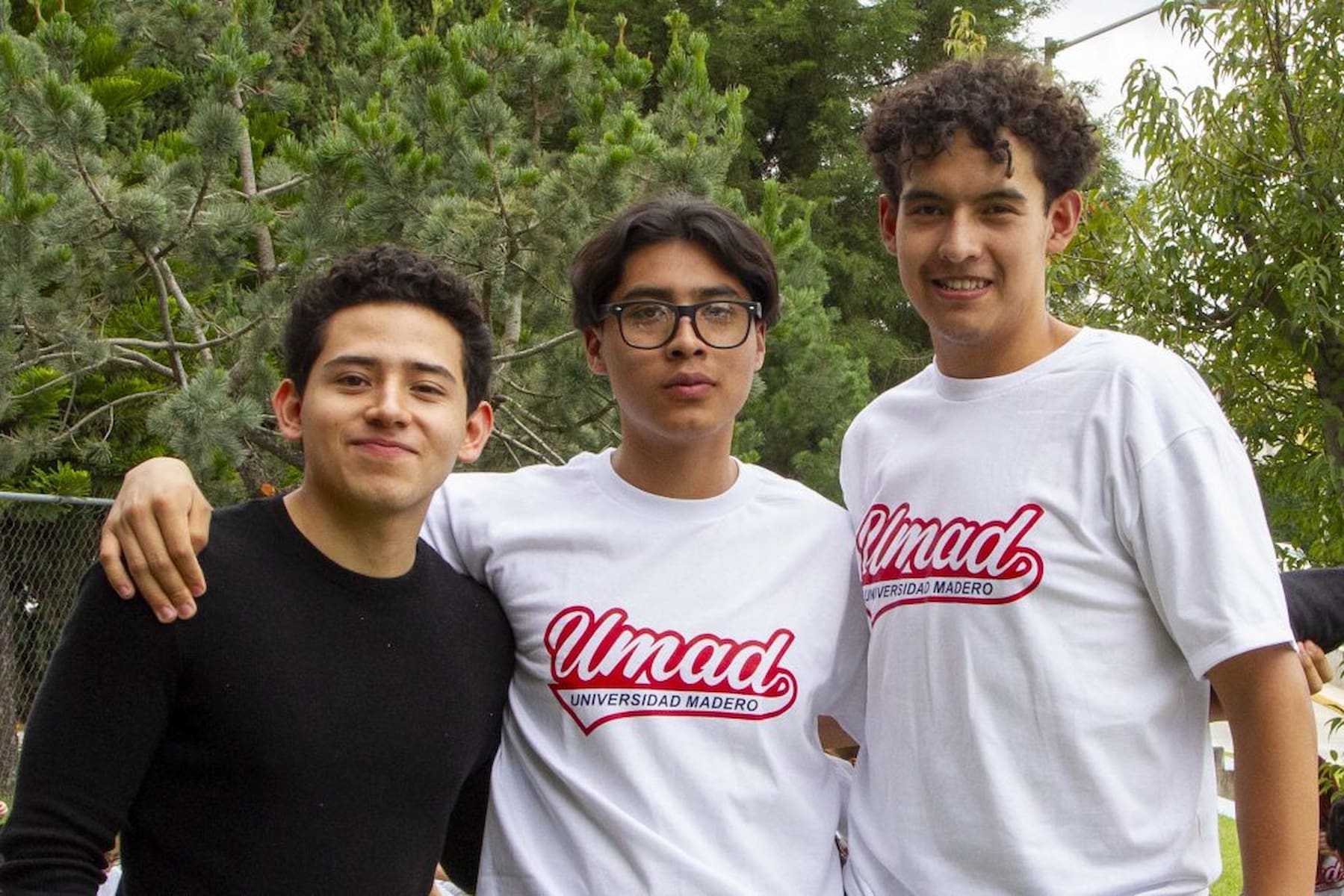 Tres alumnos de la UMAD comparten sonrisas y buena actitud durante los primeros días del semestre.