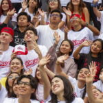 Un grupo de estudiantes de la Universidad Madero posa sonriente en el campus durante el arranque del semestre escolar.