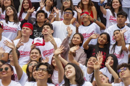 Un grupo de estudiantes de la Universidad Madero posa sonriente en el campus durante el arranque del semestre escolar.
