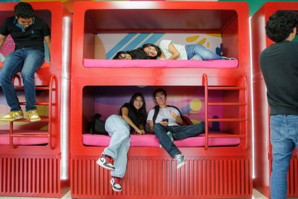 Alumnos onviviendo en el área lúdica de la Universidad Madero.