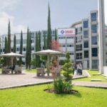 Espacios para estudiar y descansar en la UMAD en zona verde del campus.