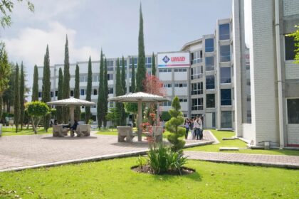 Espacios para estudiar y descansar en la UMAD en zona verde del campus.