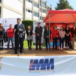 Autoridades y docentes de la Universidad Madero durante el evento Un Día para Dar 2025 en los jardines del campus.