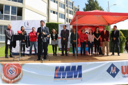Autoridades y docentes de la Universidad Madero durante el evento Un Día para Dar 2025 en los jardines del campus.
