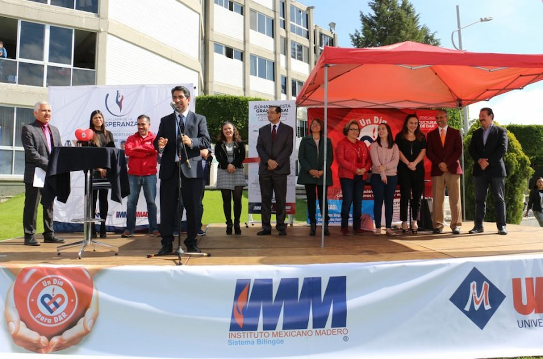 Autoridades y docentes de la Universidad Madero durante el evento Un Día para Dar 2025 en los jardines del campus.