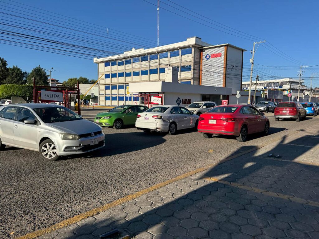 Docenas de autos permanecen detenidos frente a la entrada de la Universidad Madero por la saturación de vehículos en la zona.