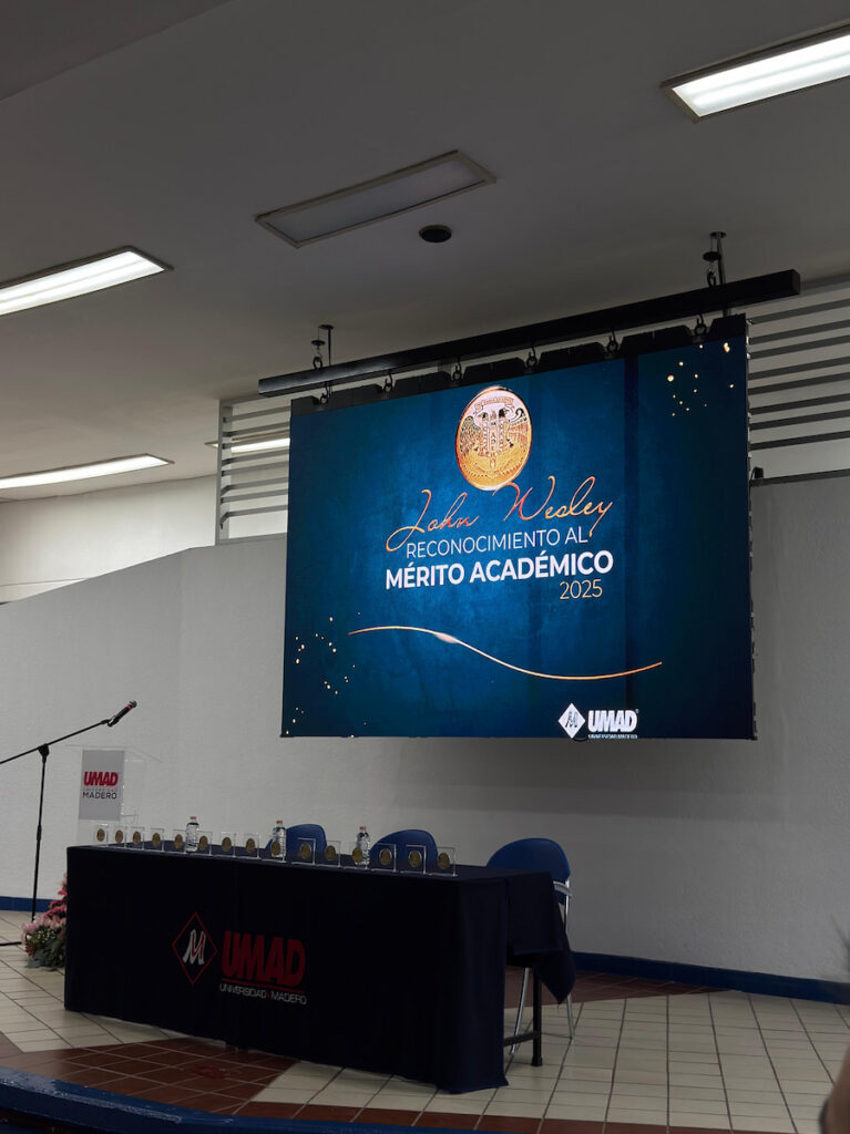 scenario del auditorio John Wesley durante la entrega de los premios de mérito académico UMAD 2025.