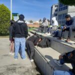 Grupo de alumnos de la UMAD realizan un experimento.