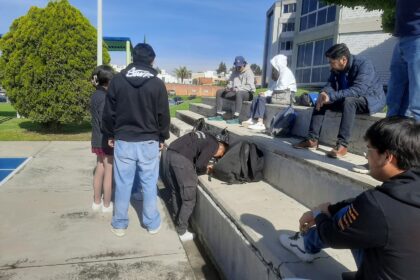 Grupo de alumnos de la UMAD realizan un experimento.