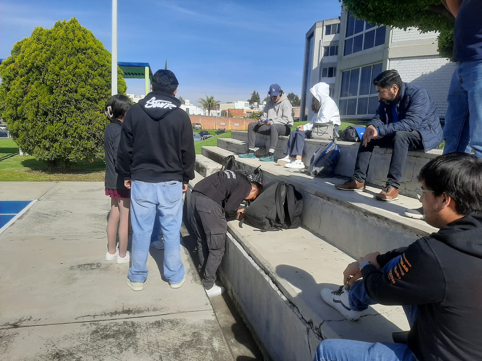 Grupo de alumnos de la UMAD realizan un experimento.
