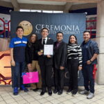Alumno de la UMAD celebra con su familia la entrega de la Medalla John Wesley 2025.