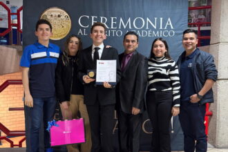 Alumno de la UMAD celebra con su familia la entrega de la Medalla John Wesley 2025.