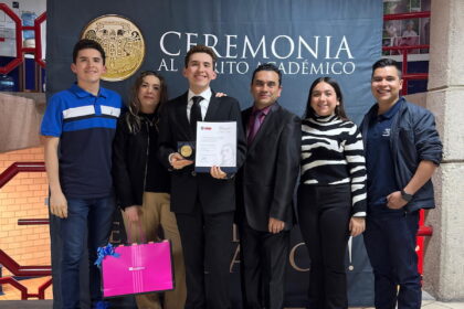 Alumno de la UMAD celebra con su familia la entrega de la Medalla John Wesley 2025.
