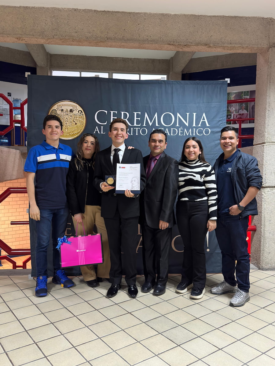 Alumno de la UMAD celebra con su familia la entrega de la Medalla John Wesley 2025.