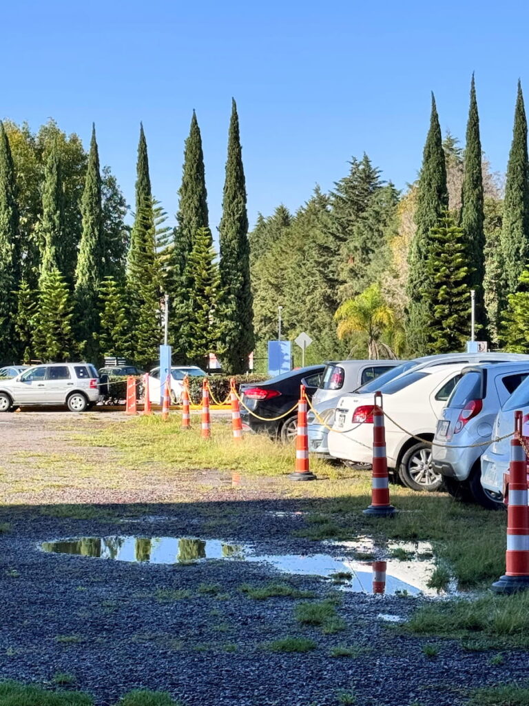 : Zona del estacionamiento de la Universidad Madero llena de agua acumulada tras lluvias.