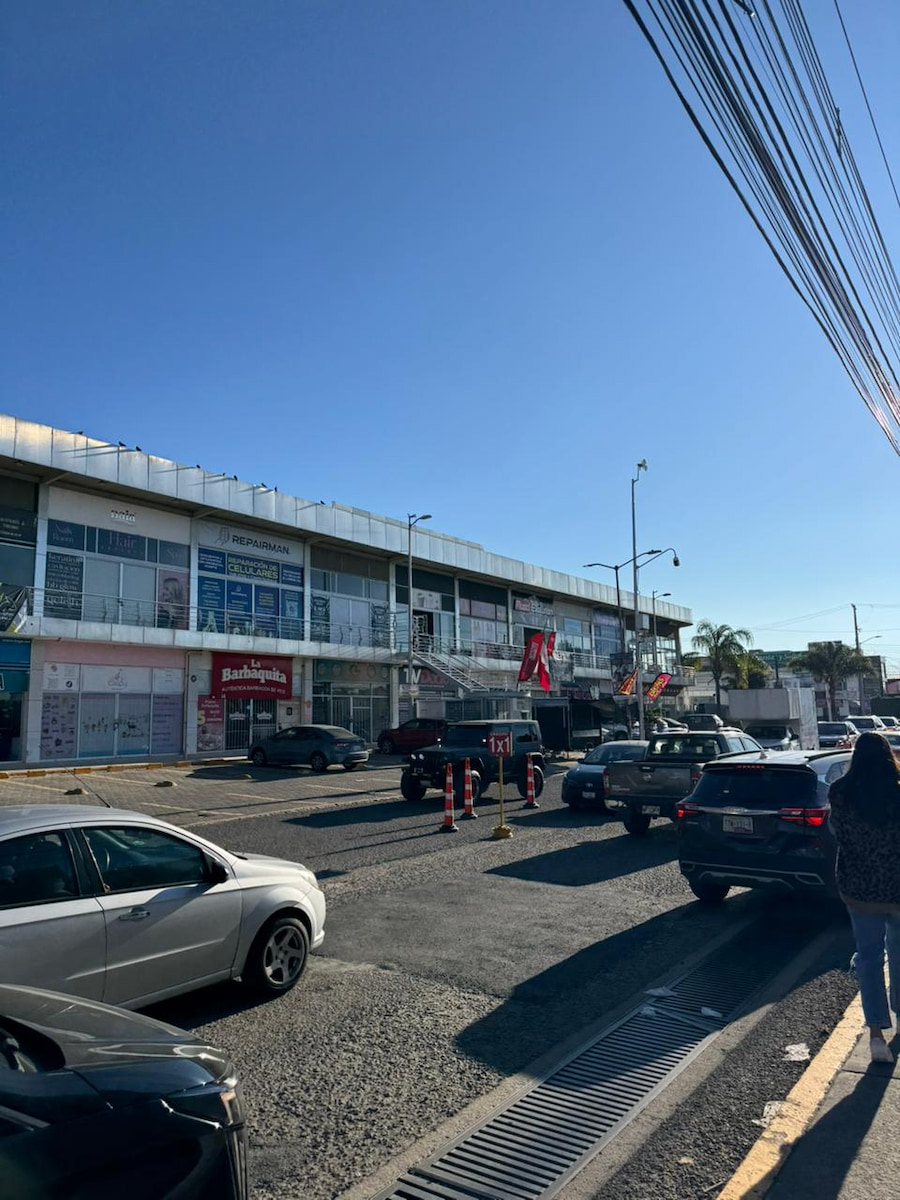 En la hora pico, la entrada de la UMAD es un caos.