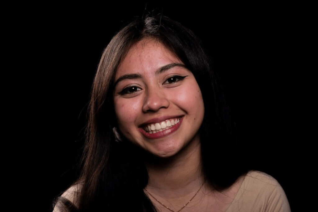 Alexa Díaz emocionada por la simulación electoral UMAD durante su experiencia como participante del proceso universitario.