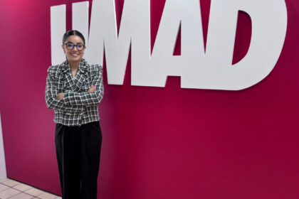 Jessica González del partido VIA frente al logo UMAD explicando cómo VIA impulsa a emprendedores universitarios.