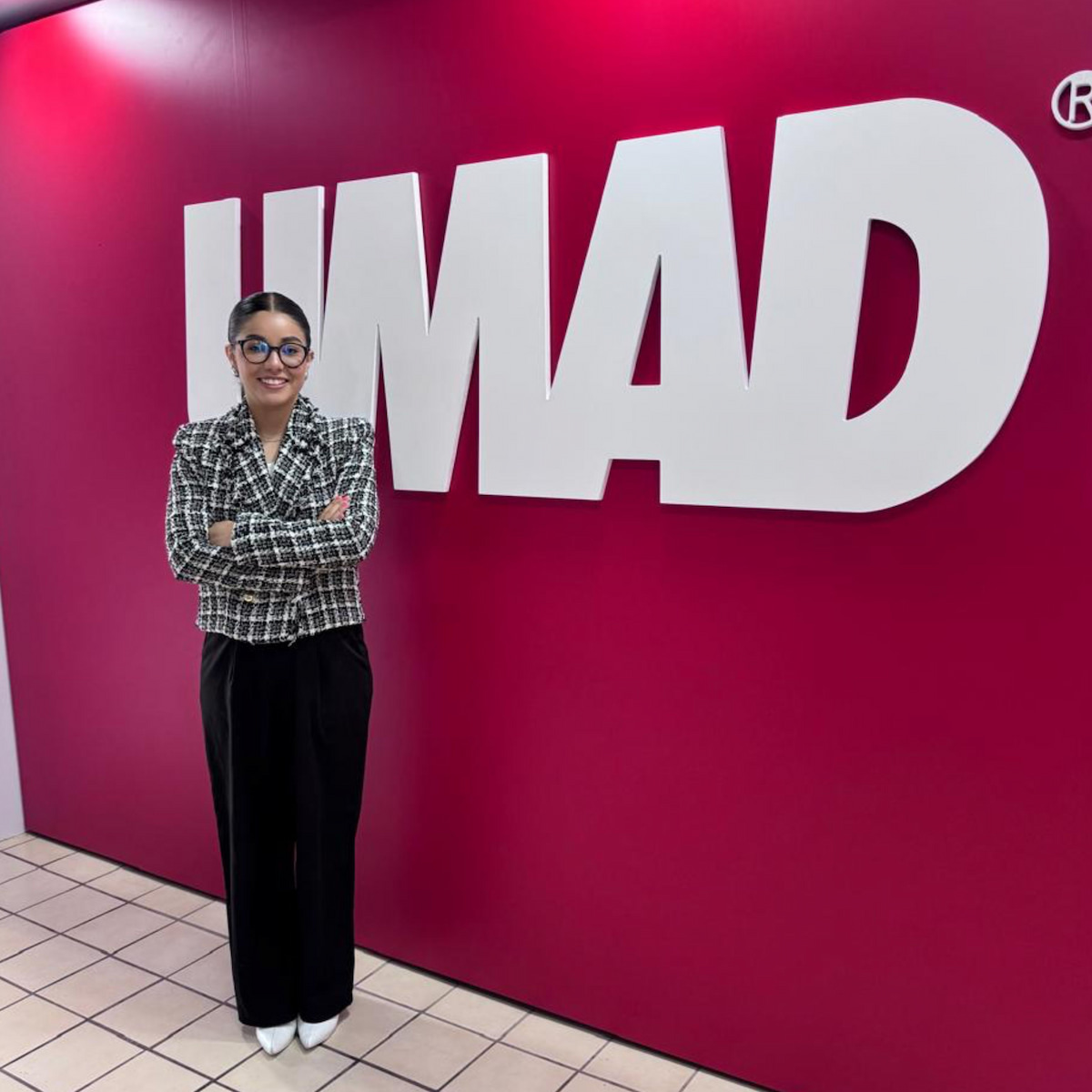 Jessica González del partido VIA frente al logo UMAD explicando cómo VIA impulsa a emprendedores universitarios.