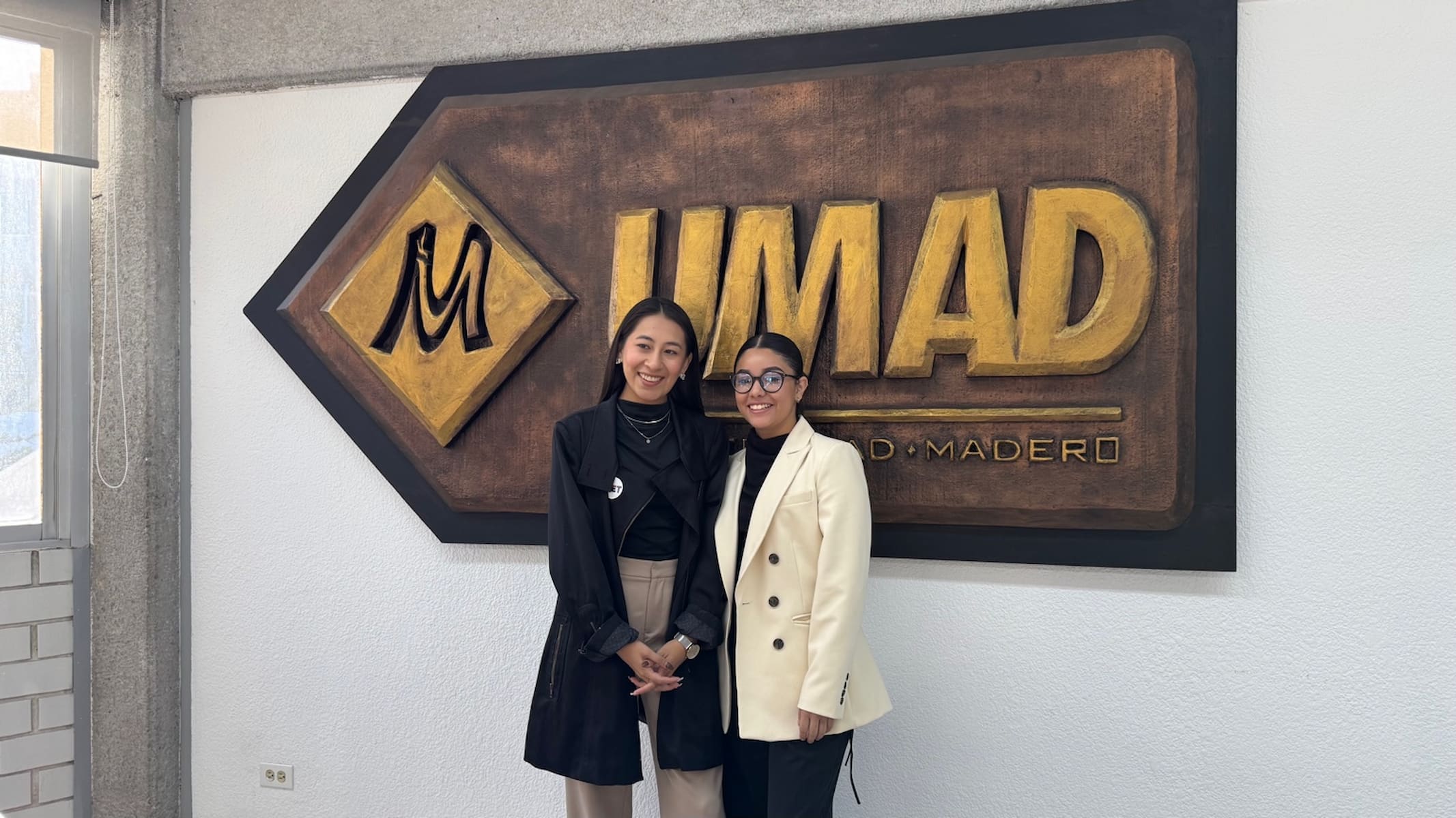Candidatas MET y VIA juntas después del debate electoral UMAD