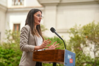 Persona de Imagen y Relaciones Públicas desarrolla habilidades de oratoria.
