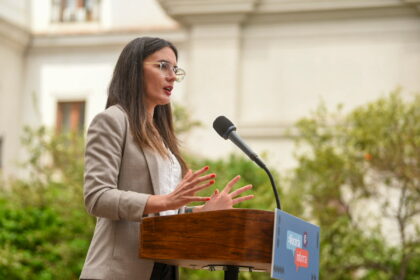Persona de Imagen y Relaciones Públicas desarrolla habilidades de oratoria.