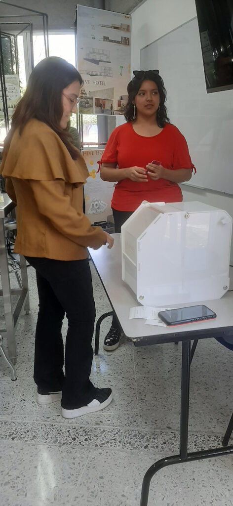 Estudiantes de la UMAD practican cómo votar utilizando la urna electrónica durante la capacitación del INE