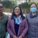 Funcionarios del INE enseñan a alumnos de la UMAD cómo funciona la urna electrónica para el simulacro electoral