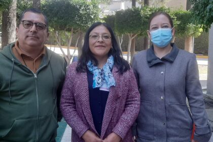 Funcionarios del INE enseñan a alumnos de la UMAD cómo funciona la urna electrónica para el simulacro electoral