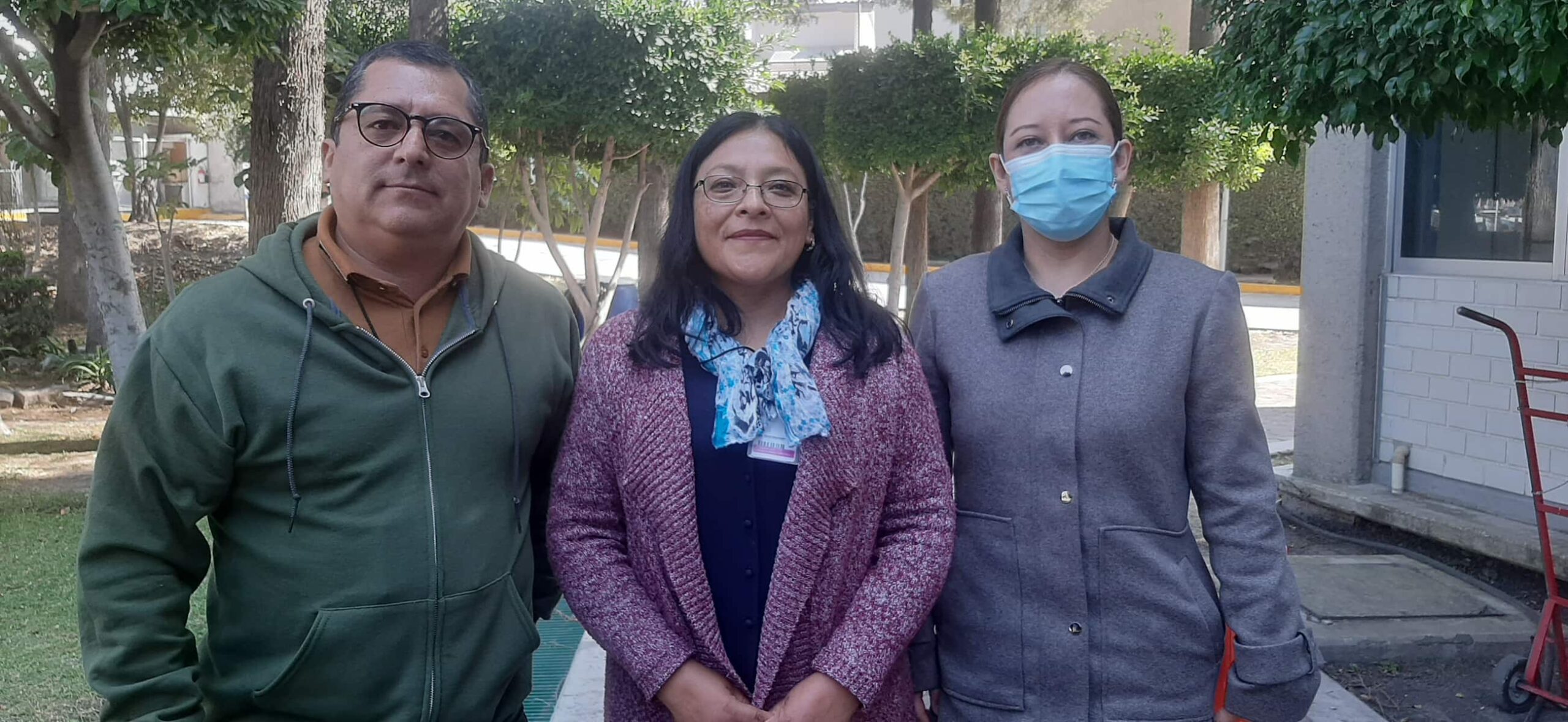 Funcionarios del INE enseñan a alumnos de la UMAD cómo funciona la urna electrónica para el simulacro electoral