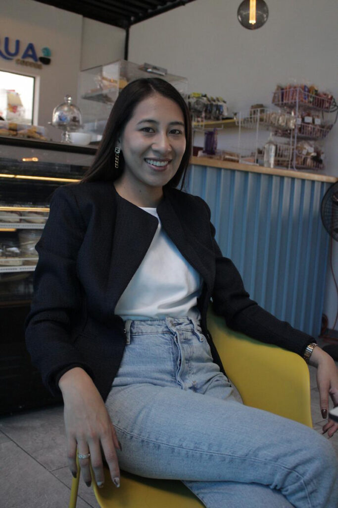 MET construye su campaña universitaria con la participación de Karla Oliver Valero, candidata del MET, sentada en un área de cafetería dentro del campus UMAD.