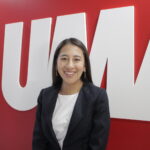 Karla Oliver del partido MET frente al logotipo de la UMAD, relacionada con propuestas para mejorar movilidad en el campus.