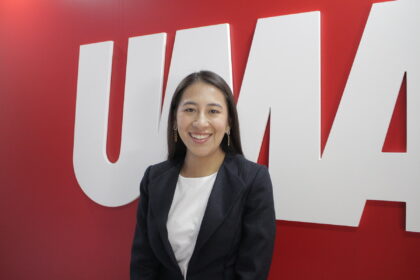 Karla Oliver del partido MET frente al logotipo de la UMAD, relacionada con propuestas para mejorar movilidad en el campus.