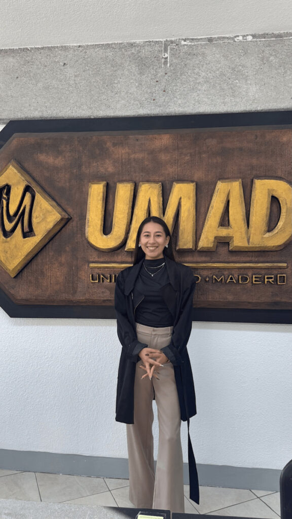 Karla Oliver candidata MET UMAD durante el debate electoral universitario.