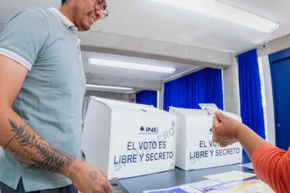 Integrante de la comunidad universitaria participa en un ejercicio de votación con urnas del INE, reforzando la cultura democrática en la Universidad Madero.