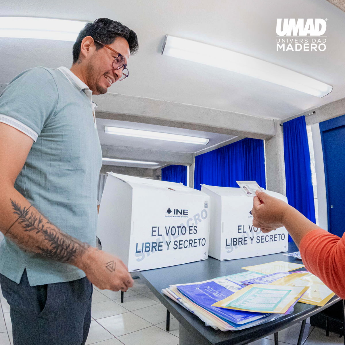 Integrante de la comunidad universitaria participa en un ejercicio de votación con urnas del INE, reforzando la cultura democrática en la Universidad Madero.