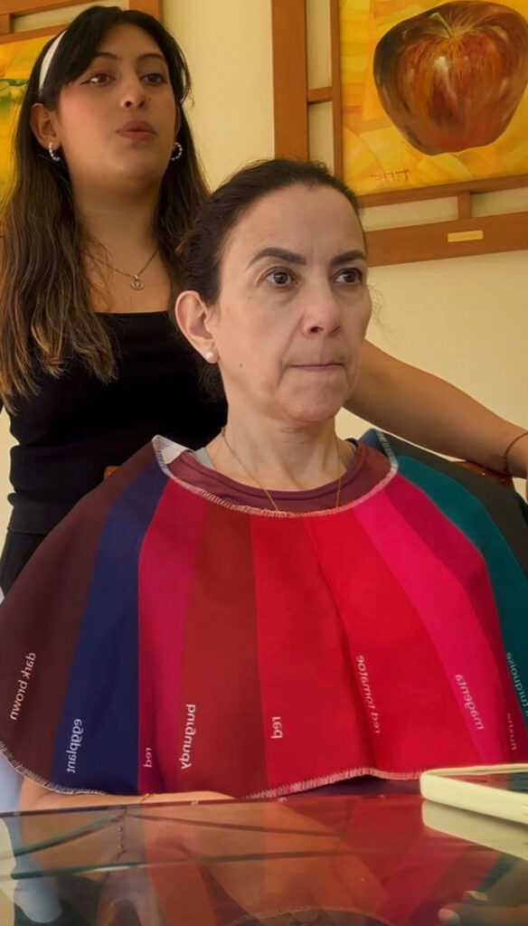 Estudiante de Imagen y Relaciones Públicas aplica prueba de colorimetría.