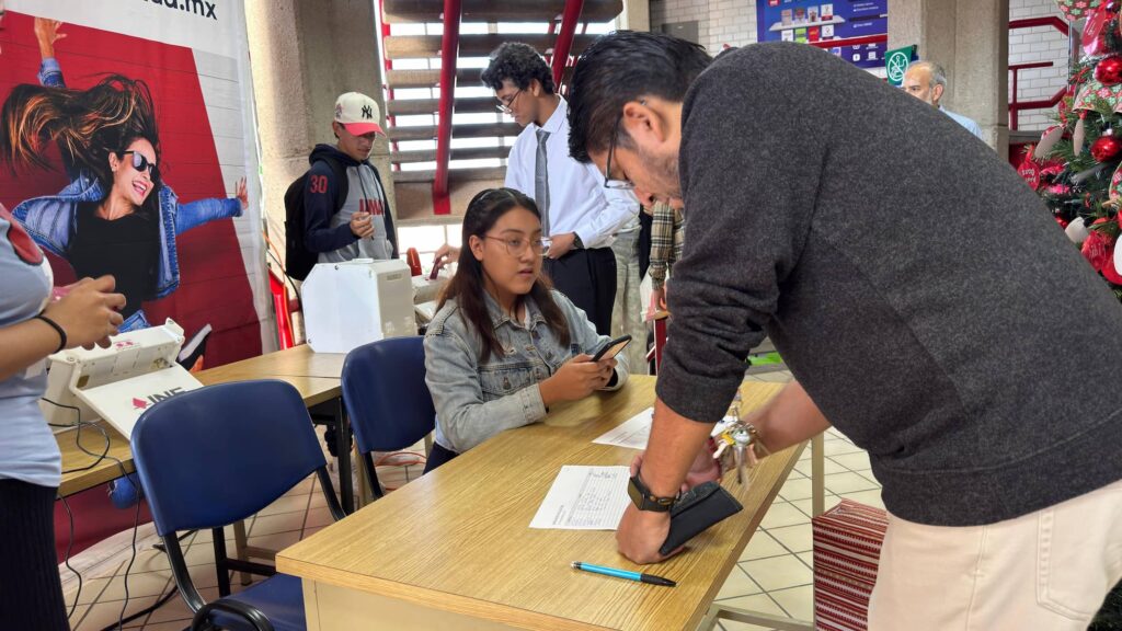 Proceso electoral UMAD: Carlos Peregrina utiliza la tarjeta blanca para dar inicio a la votación en la UMAD
