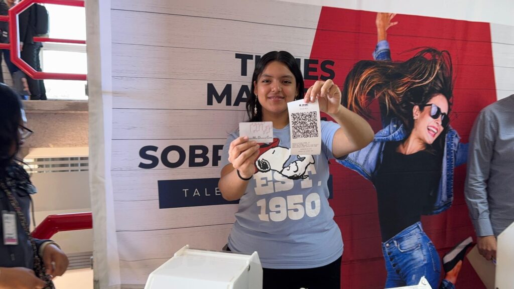 Proceso electoral UMAD: estudiantes votando con urna electrónica en la Universidad Madero