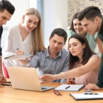 Estudiantes de la UMAD colaborando en el desarrollo de estrategias para la simulación electoral universitaria.